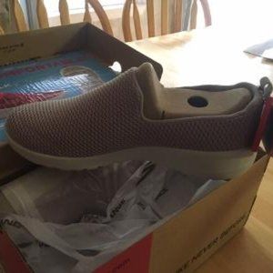 Skechers Go Walk Joy Womens Shoe, Size 9 Wide